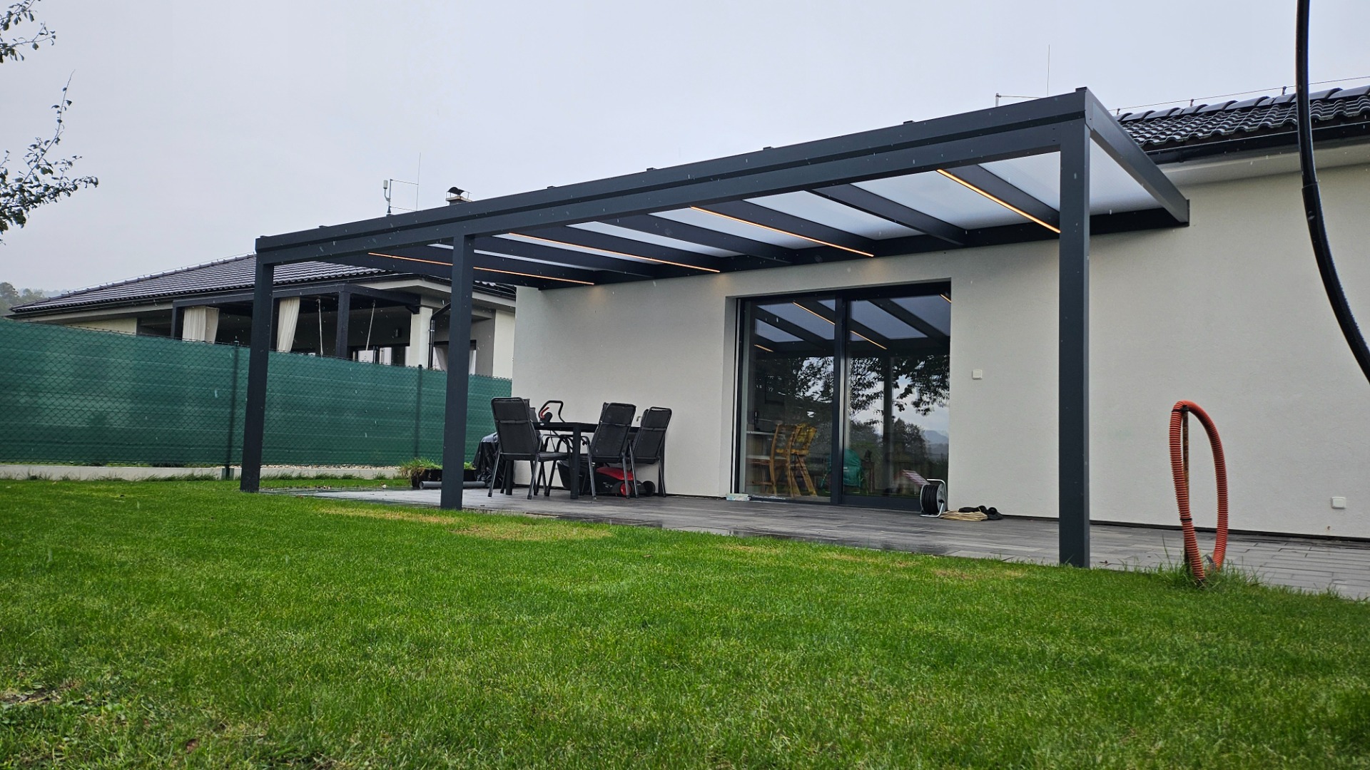Hliníková pergola typ AL-P se střechou z polykarbonátu