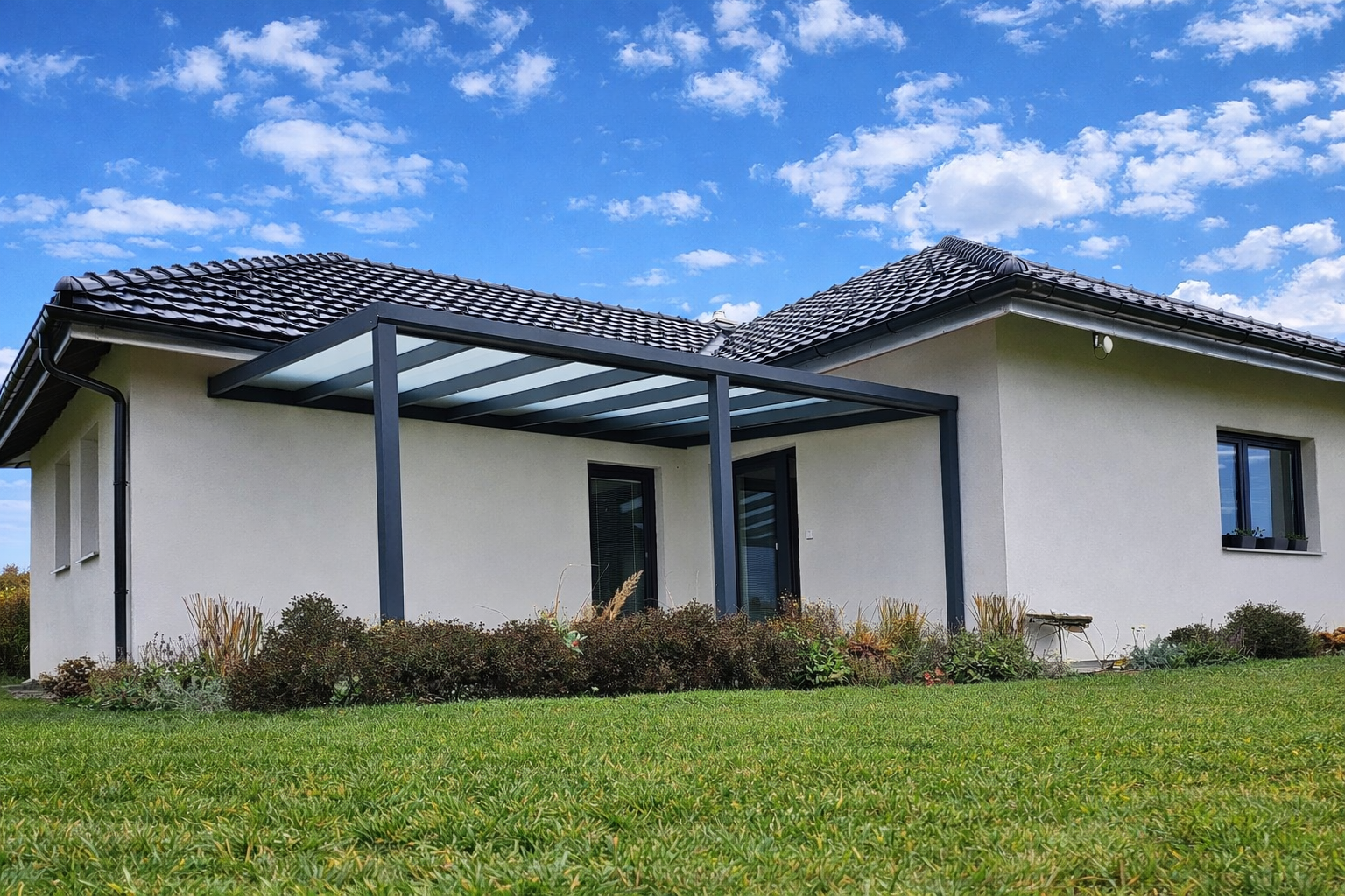 Hliníková pergola u rodinného domu