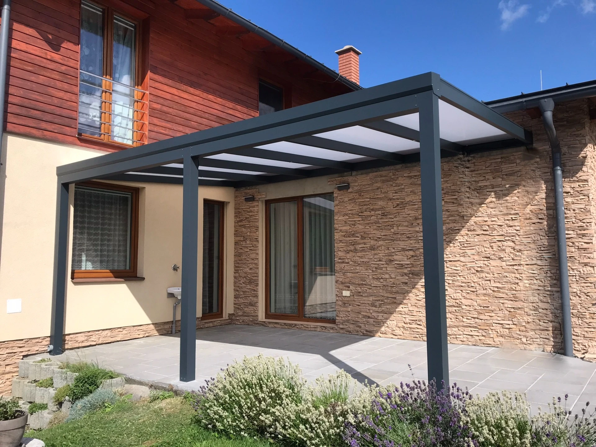 Hliníková pergola s polykarbonátovou střechou